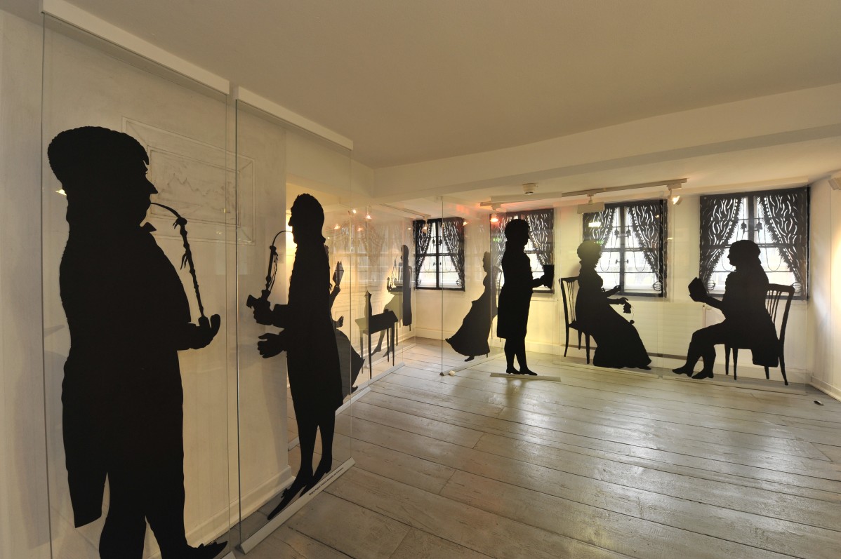 Former living room of the manufacturer's family with replica figures
