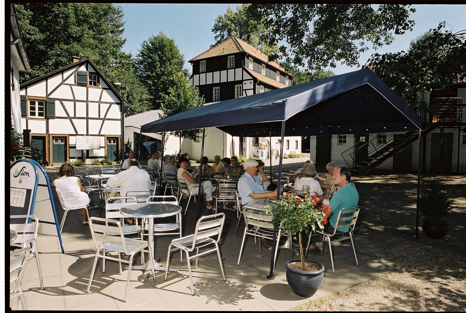Das Papiermacher-Wohnhaus beherbergt außerdem ein gemütliches Café mit einer großen Terrasse.