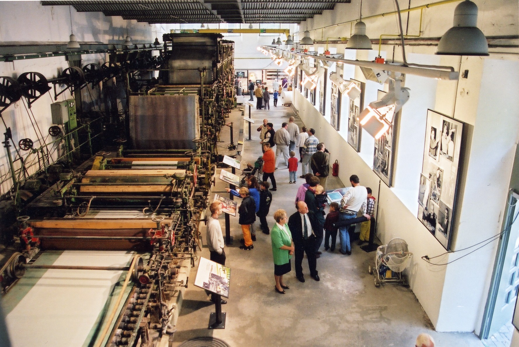 Eine riesige Papiermaschine aus dem Jahr 1889, eine Pappenmaschine oder ein Holzschleifer dokumentieren die industrielle Produktion um 1900.