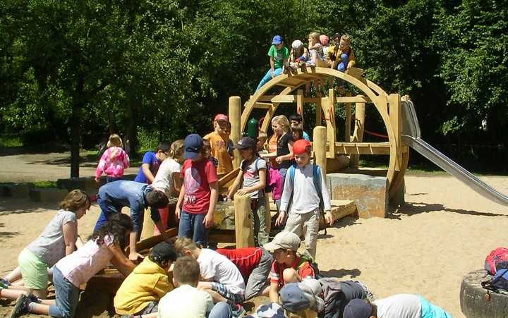 Viele Kinder spielen auf einem Spielplatz