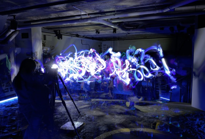 Lichtmalerei in dunkler Fabrik