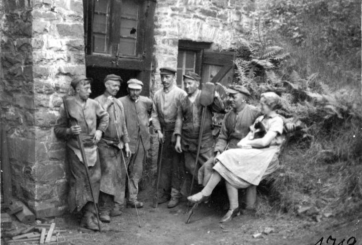 Eine Gruppe von Arbeitern aus 1930 in schwarz-weiß
