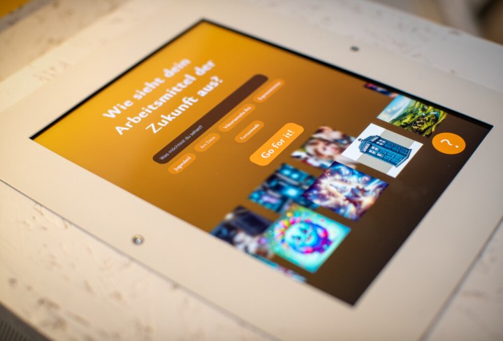 Tablet in Ausstellungspodest