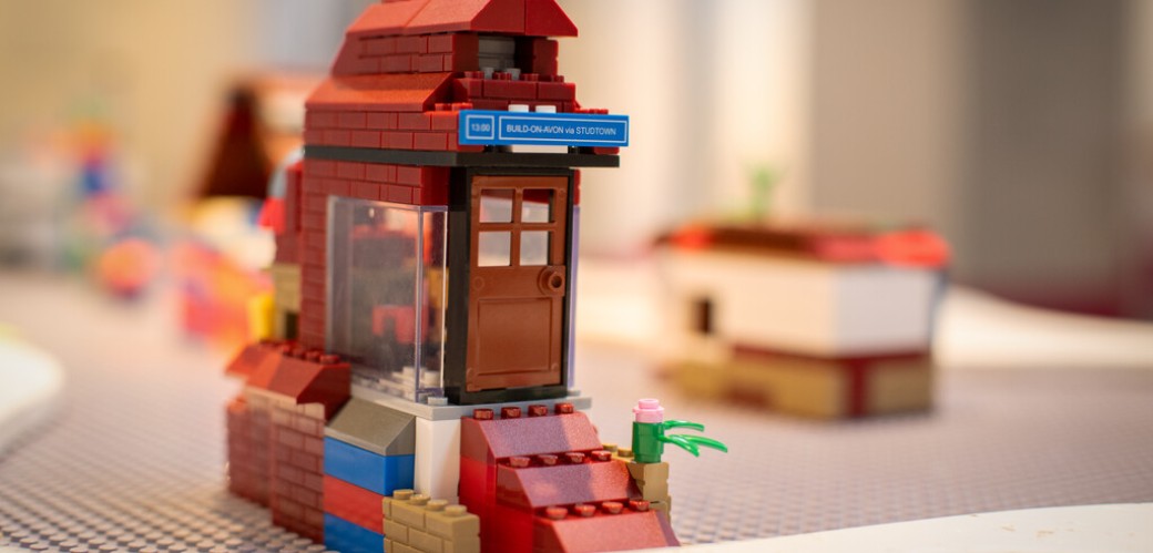 Ein Haus aus Legosteinen auf einem Tisch.