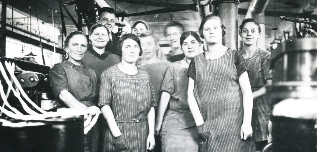 Historical black and white photo of workers in the Ermen & Engels power plant