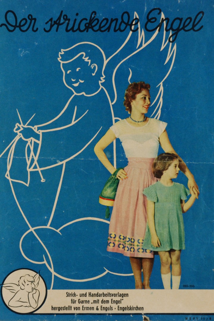 Foto zeigt ein blaues Bild einer alten Strickanleitung mit einer Frau und einen Kind