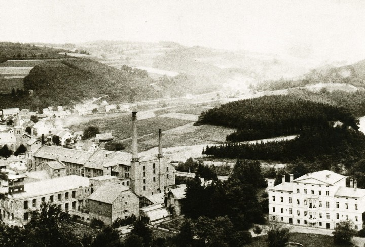 Historisches Schwarz-Weiss-Foto zeigt das alte Fabrikgelände von Ermen & Engels 
