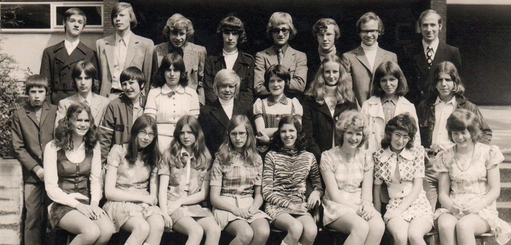 Schwarzweißes Gruppenfoto von jugendlichen Schülerinnen und Schülern und in für die 60er Jahre typischer Kleidung