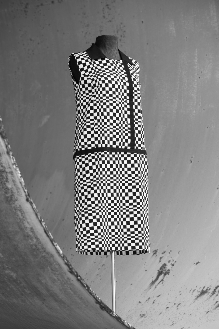 Foto zeigt ein schwarz-weiß Kleid auf einer Figurine