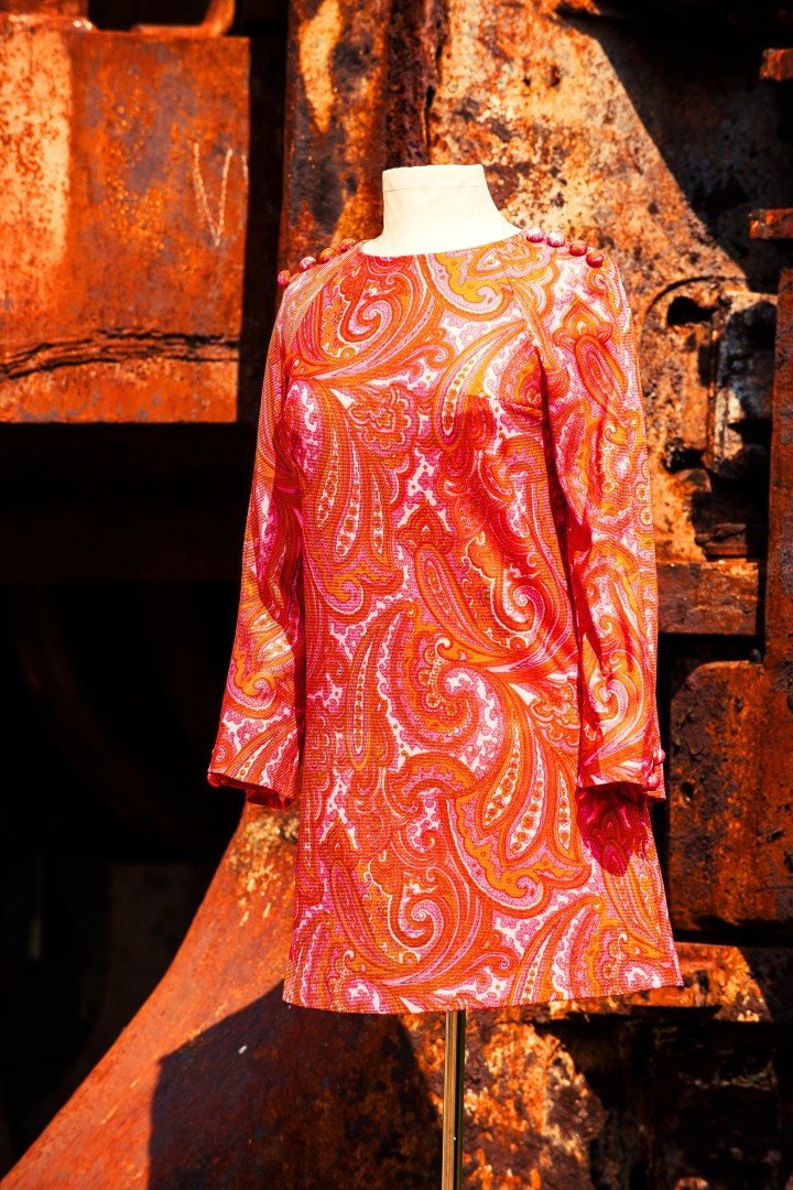 Foto zeigt ein orange-buntes Minikleid an einer Figurine
