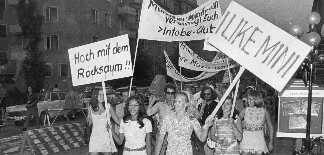 Schwarz weiß Fotografie von demonstrierenden Frauen.