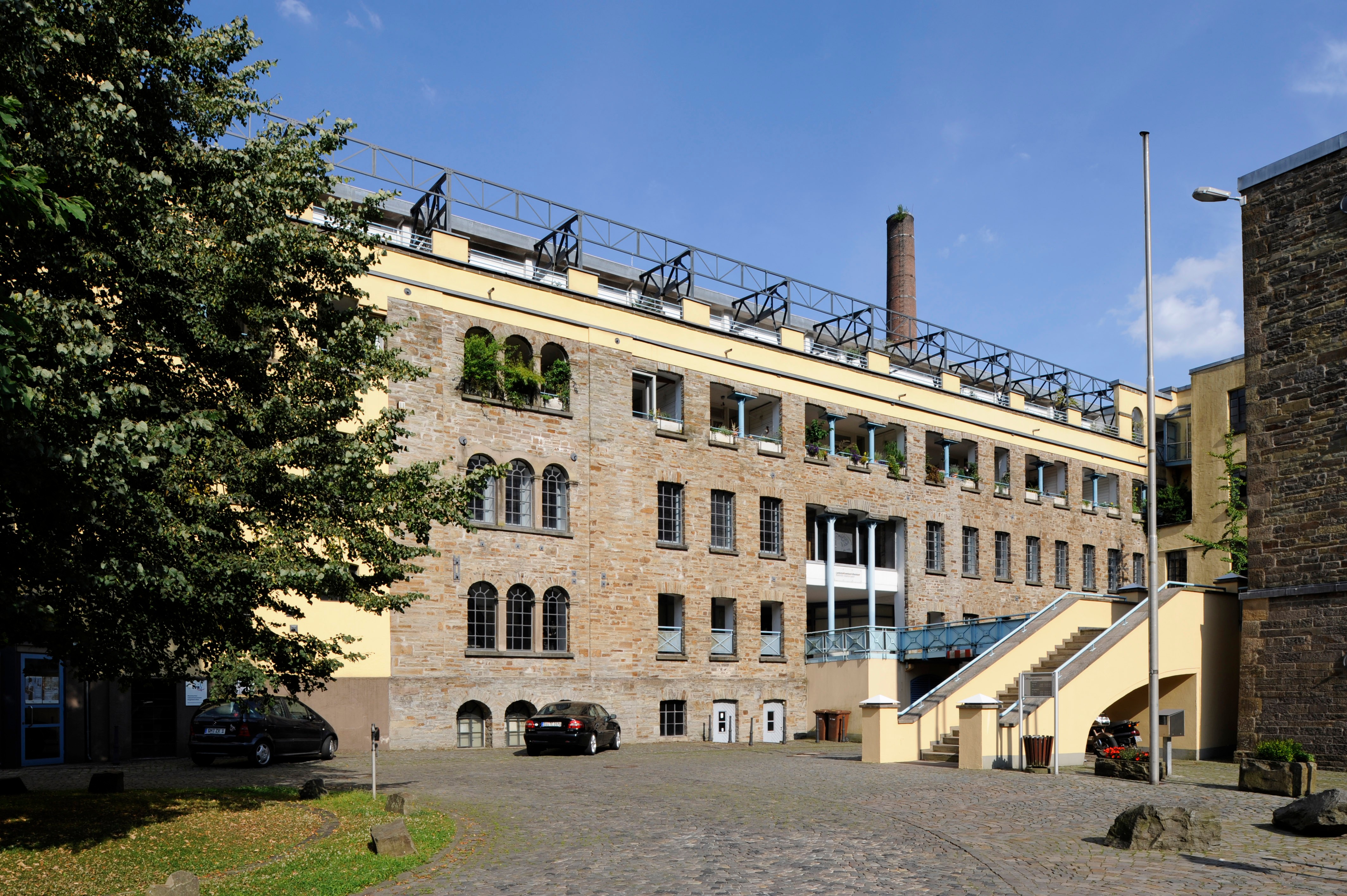 The doubling mill building belongs to the Ermen & Engels listed cotton spinning mill which was set up in 1837 by Friedrich Engels sen. Today it is the Engelskirchen site of the LVR-Industriemuseum with its permanent exhibition “Unter Spannung – Dem Strom auf der Spur” (With the current – on the trail of electricity).
