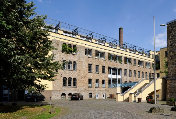 Blick auf das Gebäude der ehemaligen Baumwollspinnerei Ermen & Engels