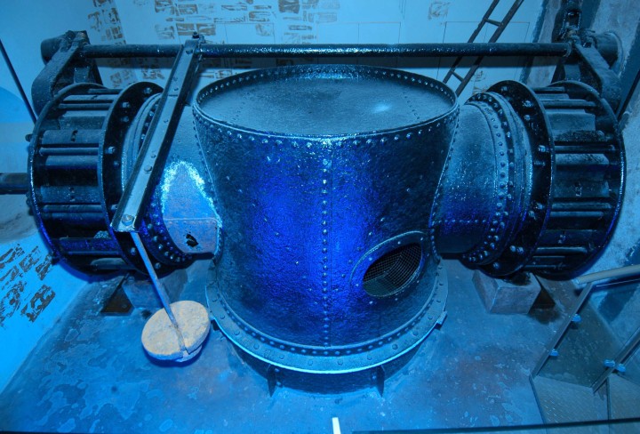 Turbine im weitgehend erhaltenen Wasserkraftwerk der Fabrik in blauem Licht