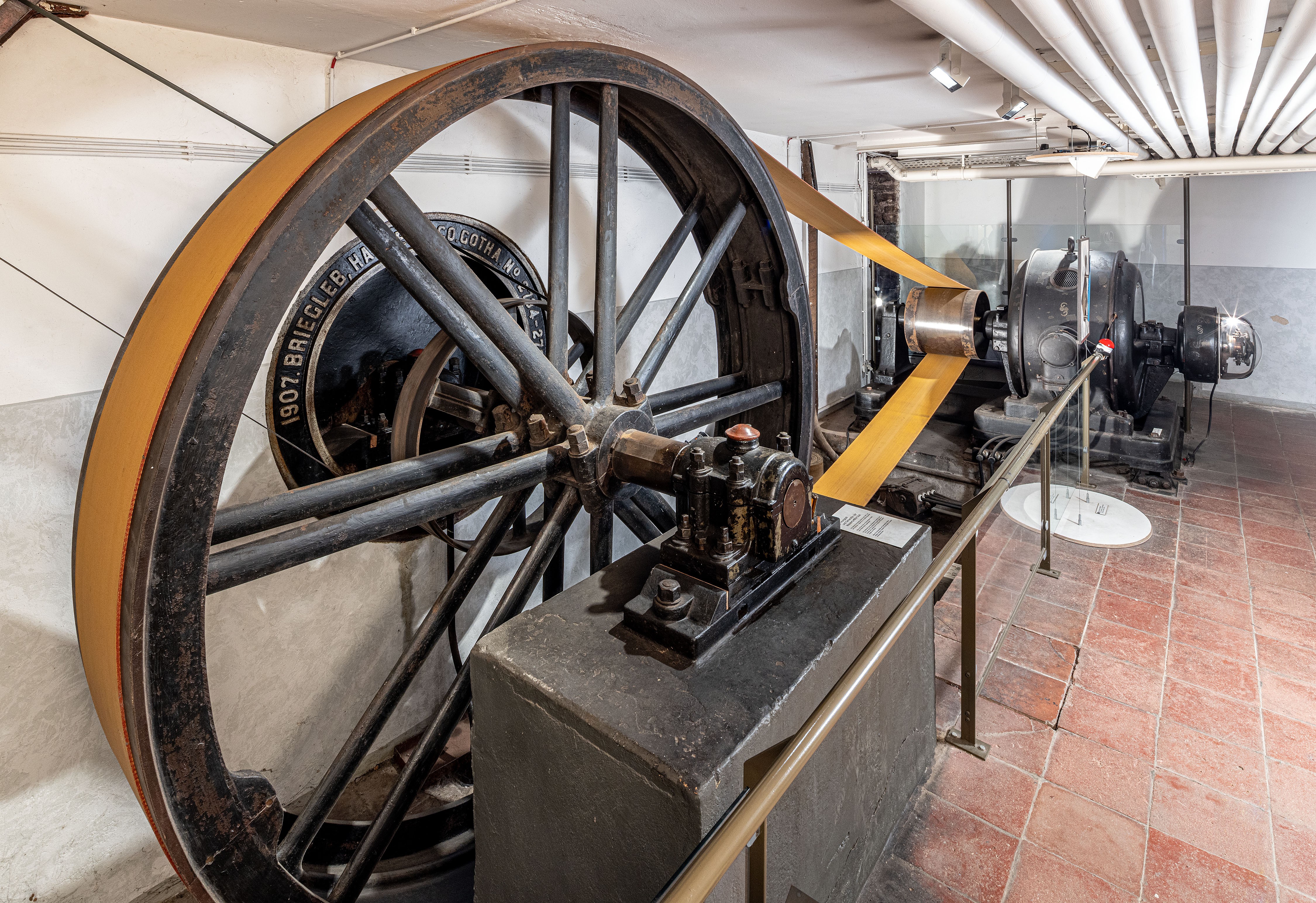 The flywheel stands in the generator room. Until 1903 it powered the numerous machines in the mill via a complicated transmission system made up of many wheels. Subsequently it was connected to a generator which then generated electricity for the electrically powered machines in the cotton spinning mill. 