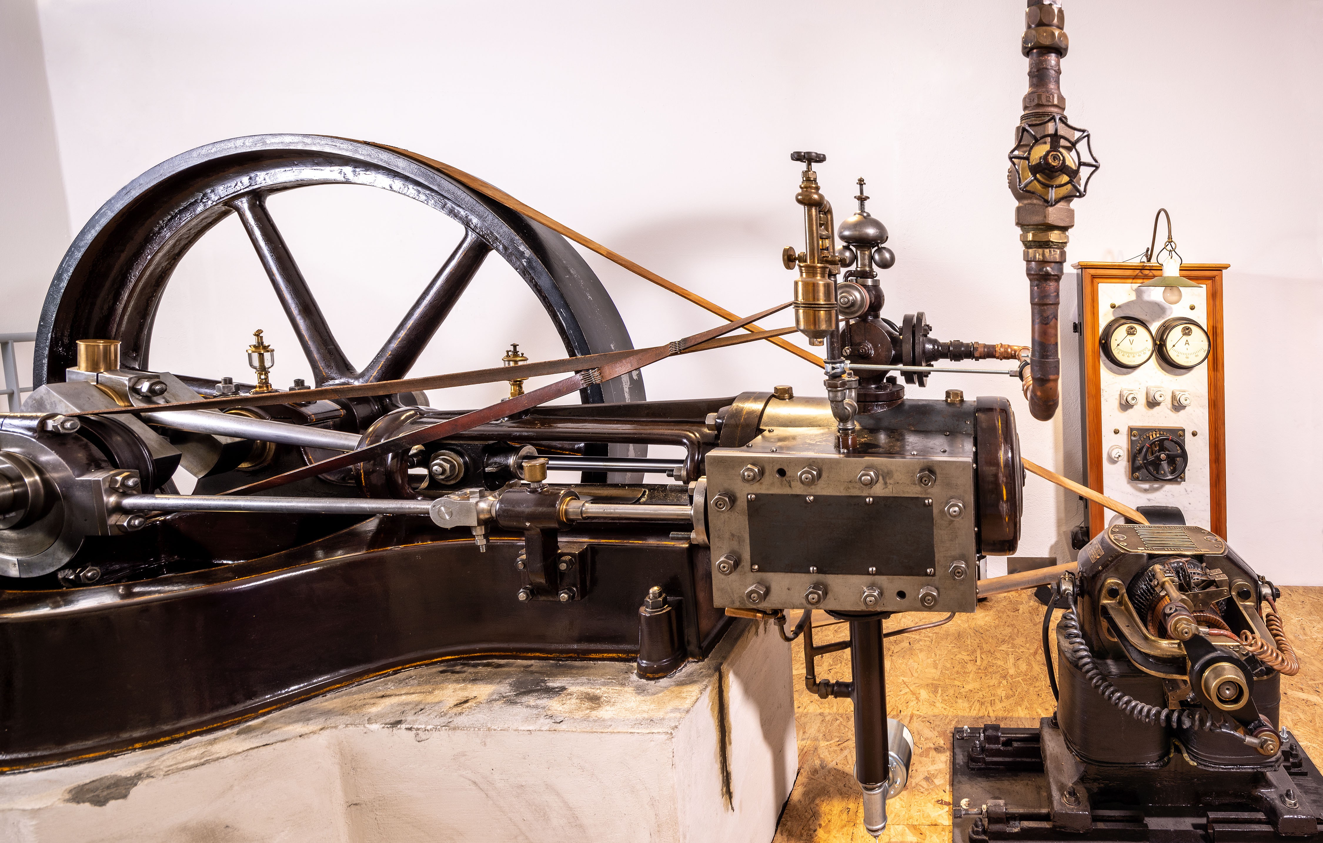 The imposing steam engine serves as a reminder that there was not always sufficient waterpower available to power the machines. Therefore early on steam power was used at Ermen & Engels as supplementary energy. The steam engine exhibited has an output of 30 PS.