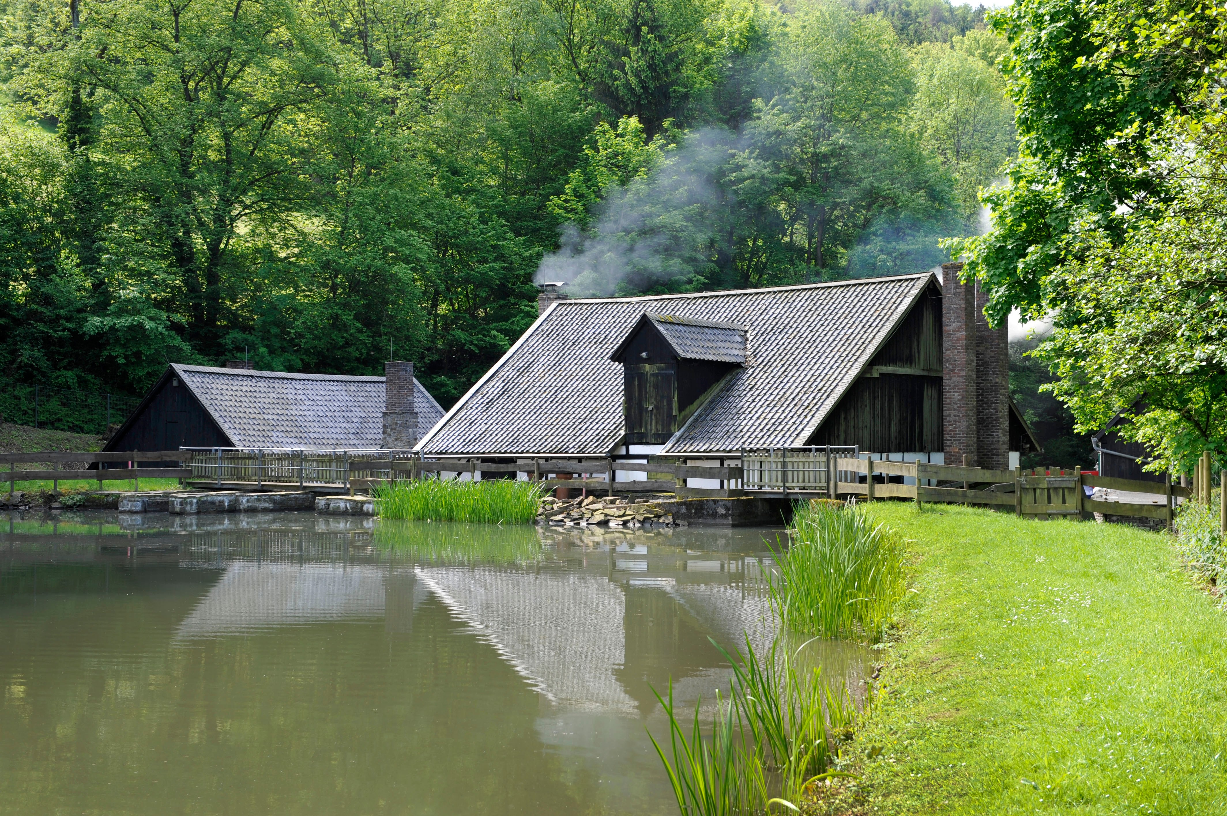 The Oelchenshammer (Forging Hammer) is one of the last functioning water-powered forging hammers in the Oberbergisches Land. During the season from April to October the more than 200 year-old complex presents a lively picture of how steel was produced using fire and water.