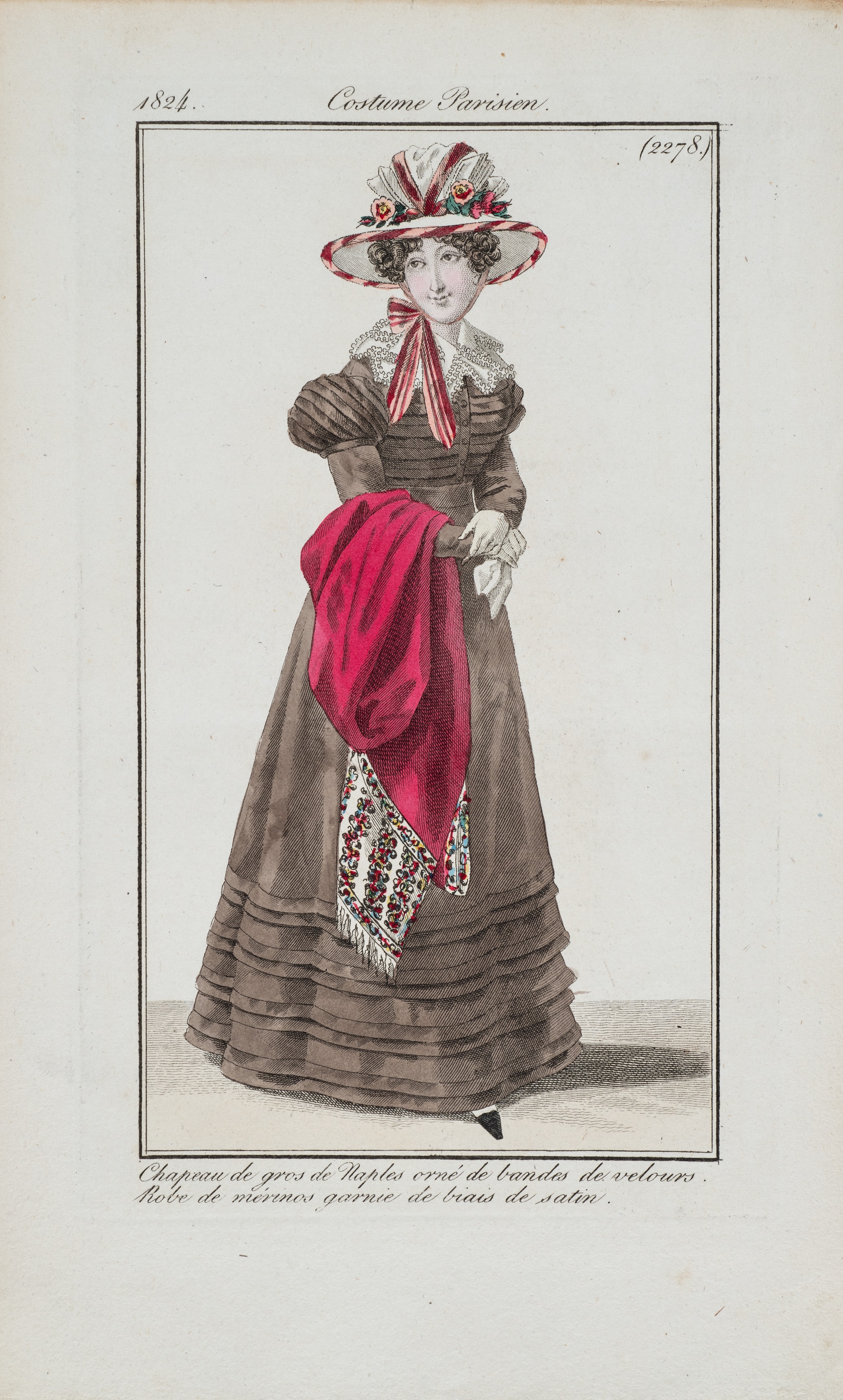 Kolorierte Modeillustration aus dem Jahr 1824 mit der Überschrift „Costume Parisien“. Dargestellt ist eine Frau, die ein langes, dunkles Kleid mit schmaler Taille und mehreren gestuften Volants am Rocksaum trägt. Die Ärmel sind gepufft, am Hals liegt ein heller, fein gerüschter Kragen. Die Frau trägt einen hellen Hut, geschmückt mit rosafarbenen Bändern und kleinen Blumen. Unter dem Kinn sind die Bänder zu einer Schleife gebunden. Über dem linken Arm liegt ein roter Schal, der am Ende ein Blumenmuster hat. Die Frau trägt helle Handschuhe und schwarze, spitz zulaufende Schuhe..