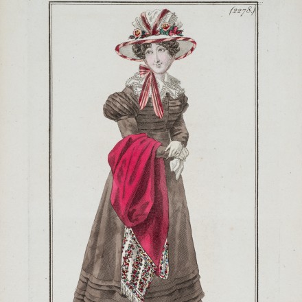 Kolorierte Modeillustration aus dem Jahr 1824 mit der Überschrift „Costume Parisien“. Dargestellt ist eine Frau, die ein langes, dunkles Kleid mit schmaler Taille und mehreren gestuften Volants am Rocksaum trägt. Die Ärmel sind gepufft, am Hals liegt ein heller, fein gerüschter Kragen. Die Frau trägt einen hellen Hut, geschmückt mit rosafarbenen Bändern und kleinen Blumen. Unter dem Kinn sind die Bänder zu einer Schleife gebunden. Über dem linken Arm liegt ein roter Schal, der am Ende ein Blumenmuster hat. Die Frau trägt helle Handschuhe und schwarze, spitz zulaufende Schuhe.