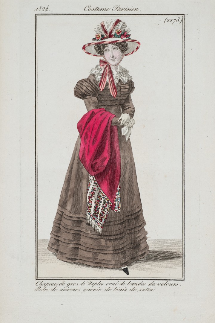 Kolorierte Modeillustration aus dem Jahr 1824 mit der Überschrift „Costume Parisien“. Dargestellt ist eine Frau, die ein langes, dunkles Kleid mit schmaler Taille und mehreren gestuften Volants am Rocksaum trägt. Die Ärmel sind gepufft, am Hals liegt ein heller, fein gerüschter Kragen. Die Frau trägt einen hellen Hut, geschmückt mit rosafarbenen Bändern und kleinen Blumen. Unter dem Kinn sind die Bänder zu einer Schleife gebunden. Über dem linken Arm liegt ein roter Schal, der am Ende ein Blumenmuster hat. Die Frau trägt helle Handschuhe und schwarze, spitz zulaufende Schuhe.