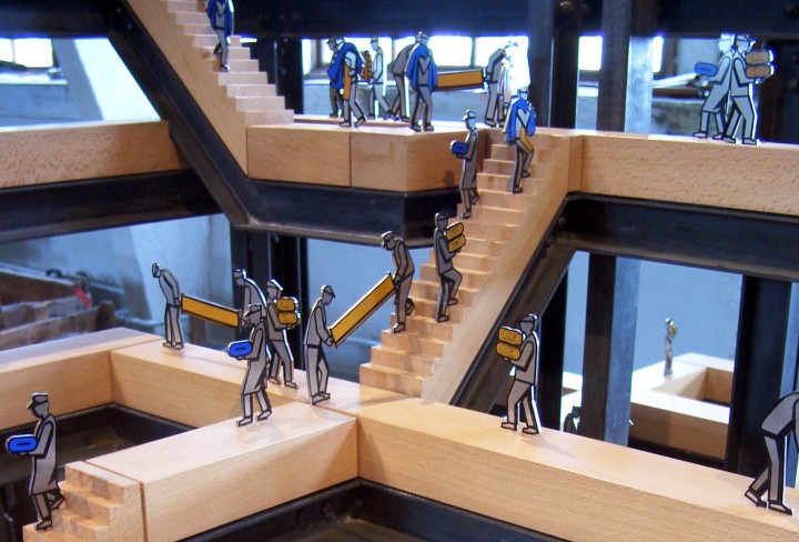 Modell eines Treppenhauses mit vielen Arbeitern