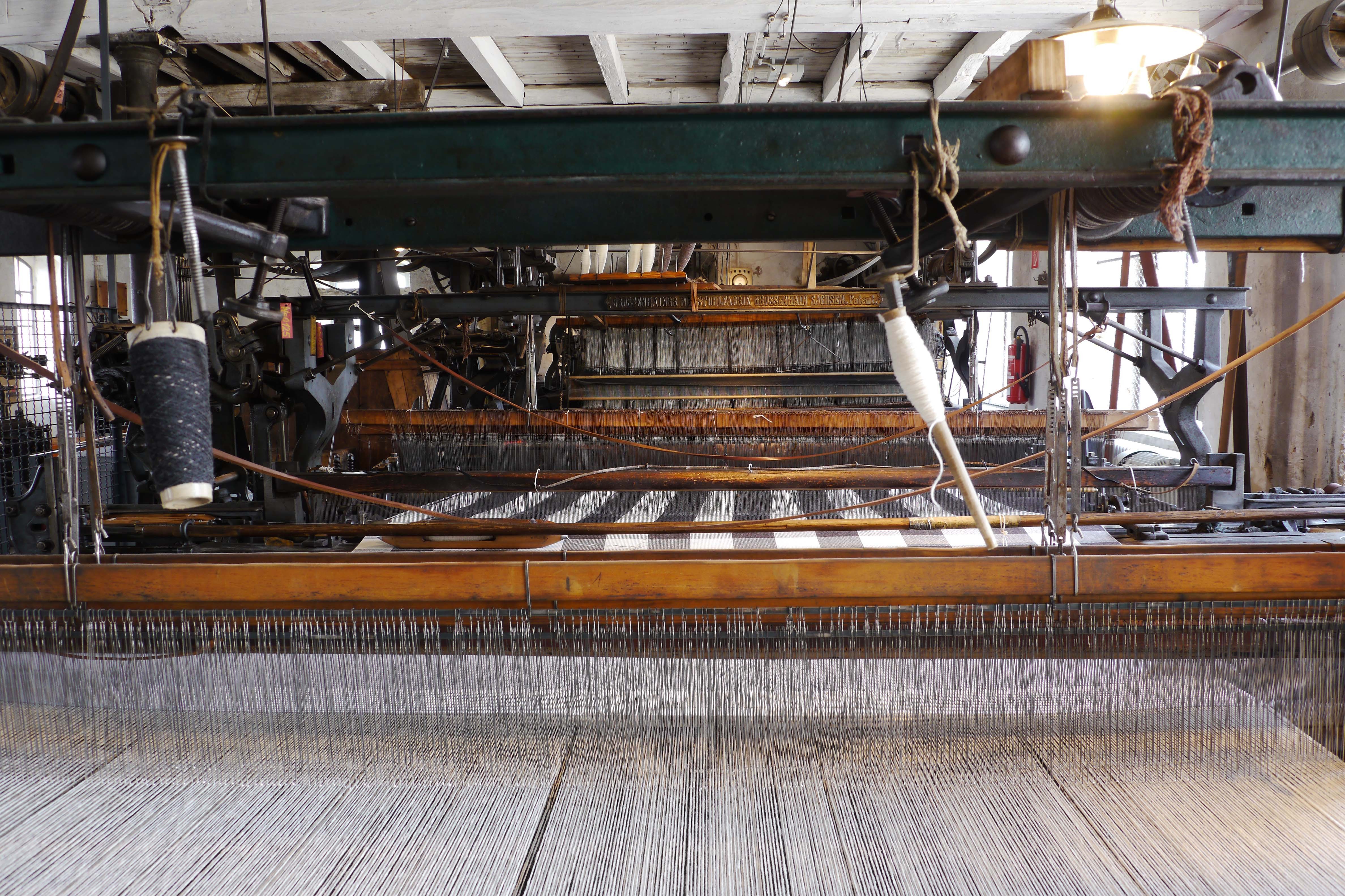 In der Weberei sind noch vier Webstühle in Betrieb. Die darauf gefertigten Produkte - Decken, Schals, Taschen, Sakkos und vieles mehr - kann man im Museumsshop kaufen. (Foto: Helmut Dahmen)