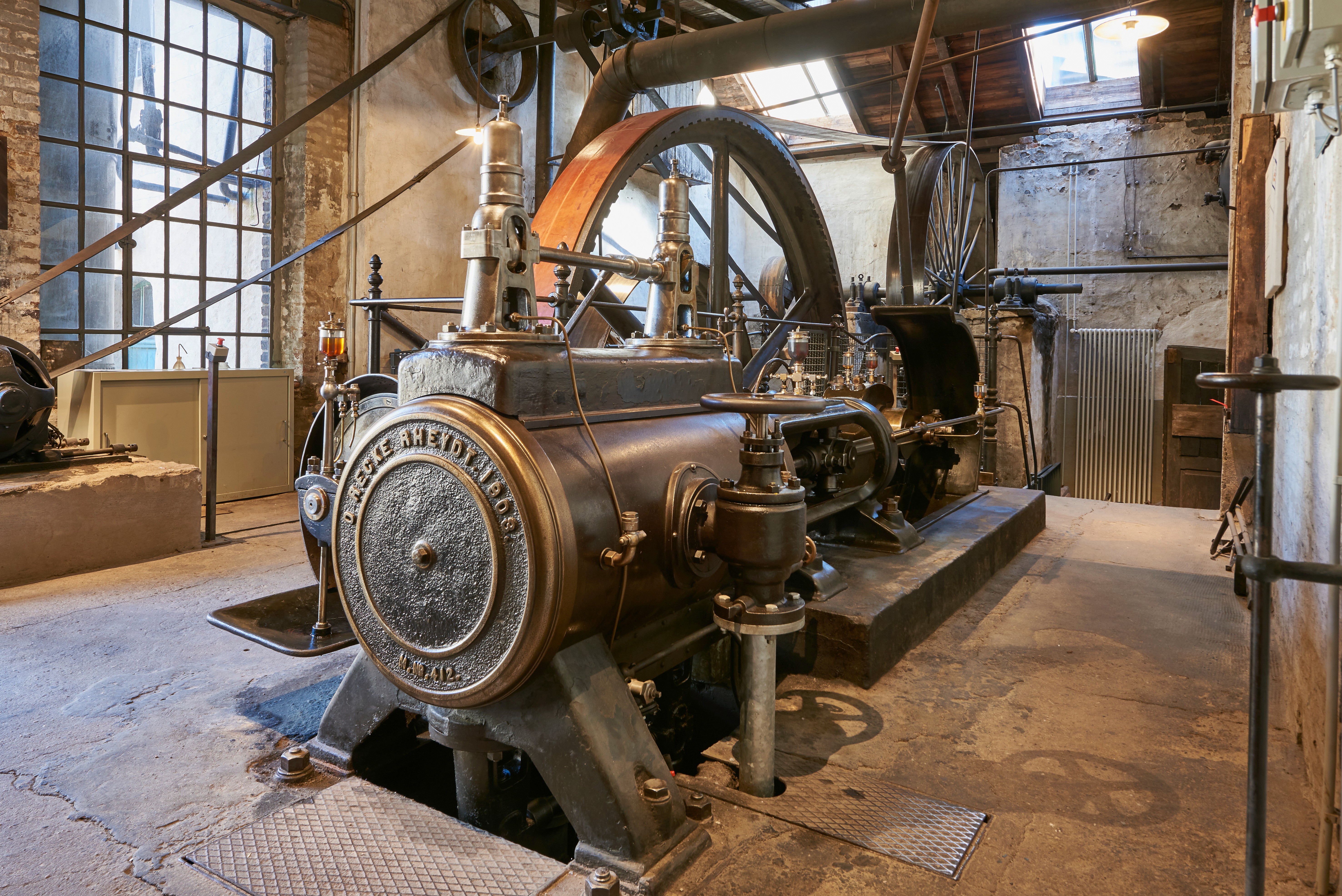 Die Dampfmaschine aus dem Jahr 1903 trieb bis 1961 alle Maschinen an! Ein Mal im Monat – am Dampfsonntag – ist sie noch heute in vollem Betrieb zu bewundern. (Foto: Willi Filz)