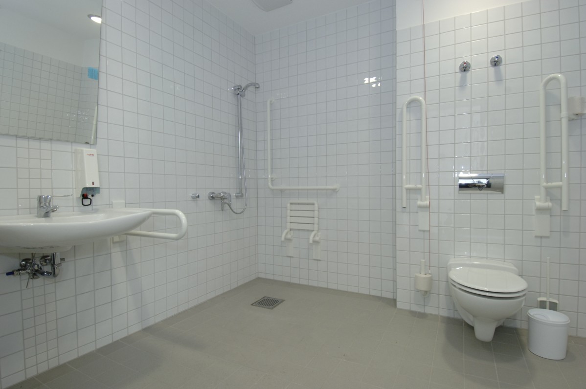 Glance into a barrier-free bathroom