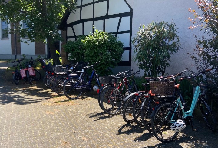 geparkte Fahrräder bei schönem Wetter