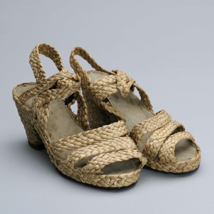 Foto von Sandalen aus Bast.
