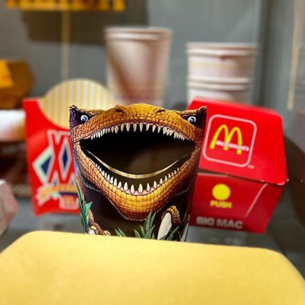 fast Food-Verpackungen aus Pappe. Im Vordergrund Verpackung in Form eines Dino-Kopfes. 