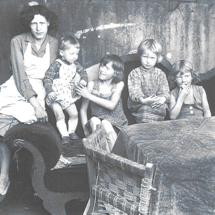 Fotografie von einer Mutter mit ihren vier Kindern