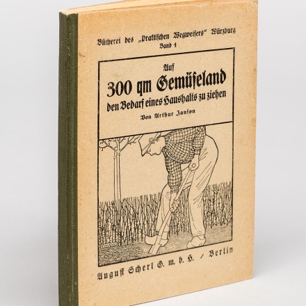 Buch von Arthur Janson mit dem Titel: "Auf 300 qm Gemüseland den Bedarf eines Haushalts zu ziehen.". Auf dem Cover sieht man eine Person in Arbeitskleidung beim Umgraben im Garten, oben steht „Bücherei des praktischen Wegweisers Würzburg, Band 4“, unten der Verlag „August Scherl G.m.b.H., Berlin“.