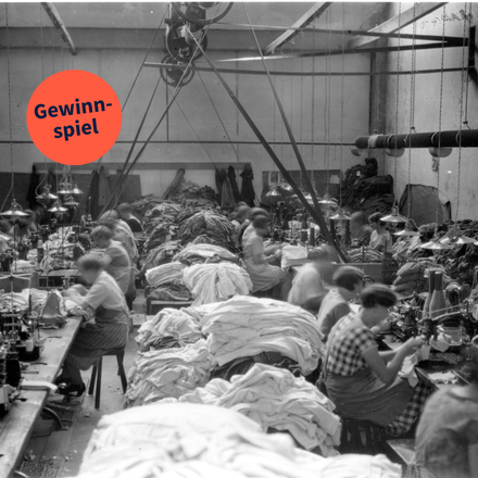 Historische Schwarz-Weiß-Fotografie einer Textilfabrik. Mehrere Frauen sitzen an Nähmaschinen und bearbeiten Stoffe. Links oben befindet sich ein oranger Kreis mit der Aufschrift „Gewinnspiel“.