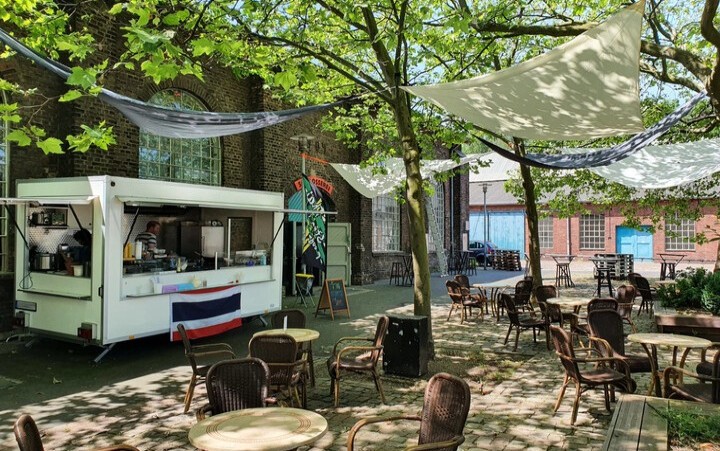 Biergarten im Hof vom Altenberg mit einem Imbisswagen