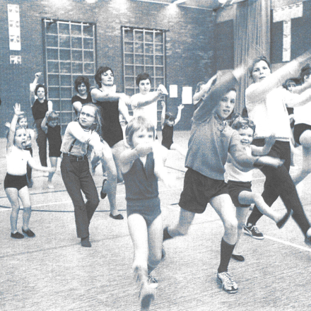 Überschrift "Verlängert!" Darunter Text "Unsere Ausstellung "Heile Welt...? Kinderleben an Ruhr und Emscher 1900-1960" ist noch bis zum 18.5. in der St. Antony-Hütte zu sehen." Darunter eine Foto von einem Blick in die Ausstellung mit gerahmten historischen Fotos.