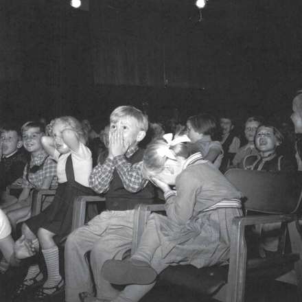 Kinder bei einer Theateraufführung.