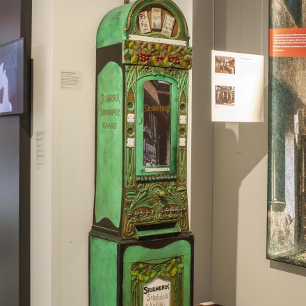 Foto von einem grünen Schokoladenautomaten, gebaut von Stollwerk