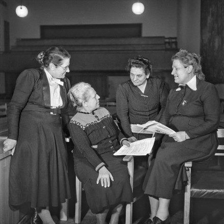 Das Foto zeigt die vier weiblichen Abgeordneten (von links nach rechts), Helene Wessel (Zentrumspartei), Helene Weber (CDU), Friederike Nadig (SPD) und Elisabeth Selbert (SPD).