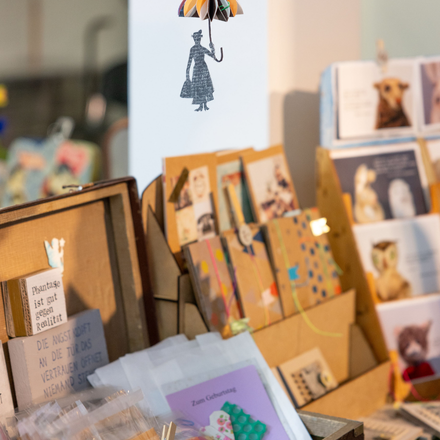 bild von ausgestellten Stücken auf dem Papier- und FairMarkt