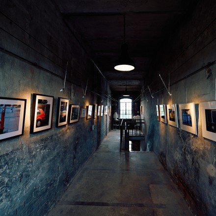 Fotografie des Ausstellungsraums in der Loosen Maschinn 