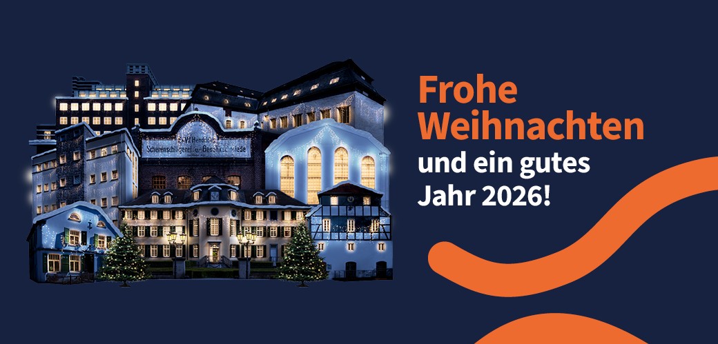 Collage historischer Fabriken geschmückt mit weihnachtlicher Beleuchtung links. Rechts der Text "Frohe Weihnachten und gutes Jahr 2026!". Der Hintergrund ist dunkelblau.