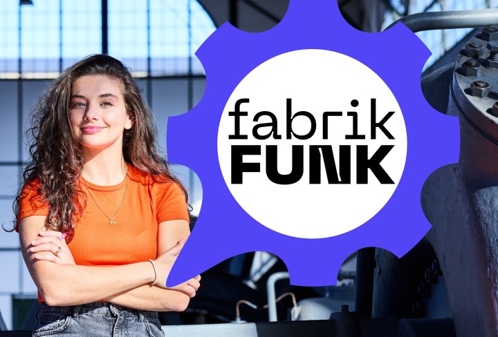 Eine Frau mit langen braunen Haaren und orangenen T-Shirt steht neben einer lilanen Sprechblase in Form eines Zahnrades, in der in schwarzem Text "fabrikFUNK" steht