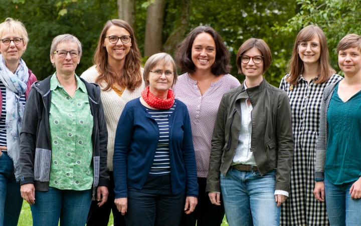 Gruppenfoto von acht Frauen im Freien