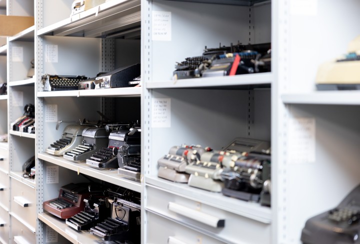 Nahaufnahme der Regale im Museumsdepot, in dem verschiedene alten Schreibmaschinen lagern.