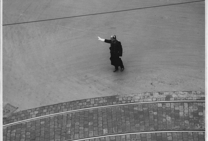 Schwarz/Weiß Fotografie eines Mannes der auf einer Straße steht