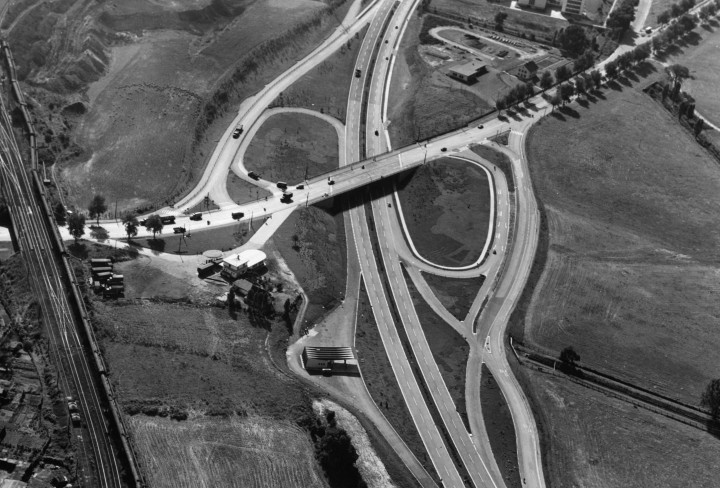 Schwarz-Weiß Foto zeigt eine Luftaufnahme eines Autobahnkreuzes