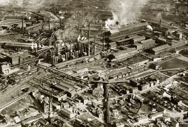 Schwarz-Weiß Foto zeigt eine Industrieanlage in Duisburg-Hamborn