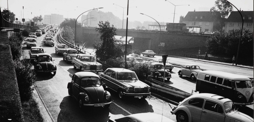 Schwarzweißfotografie eines mehrspurigen Staus mit vielen Autos auf der B1 in Essen aus den 1980er Jahren
