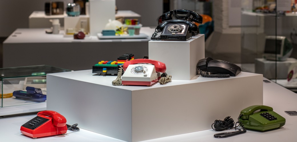 Blick auf Telefone in der Ausstellung Klasse und Masse 